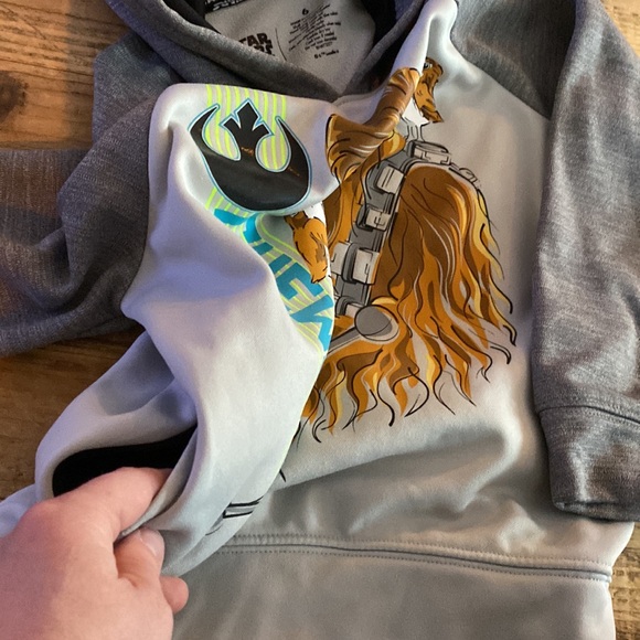 LIKE NEW. STAR WARS size 6 hoodie - Picture 4 of 5
